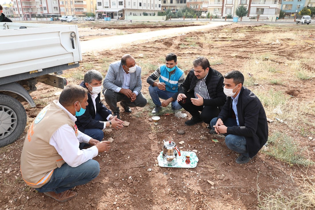 Haliliye Belediye Başkanı Canpolat, Sahada Personeli ile yerde oturarak Çay içti