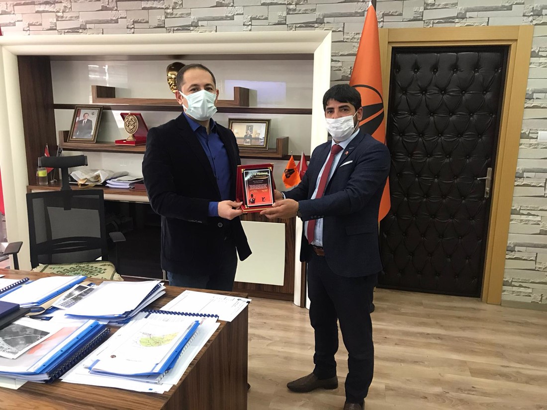 Aziz Akkuş, Genç Başarılı KGM 9. Bölge Müdürü Savaş Bayındır `a Plaket Verdi