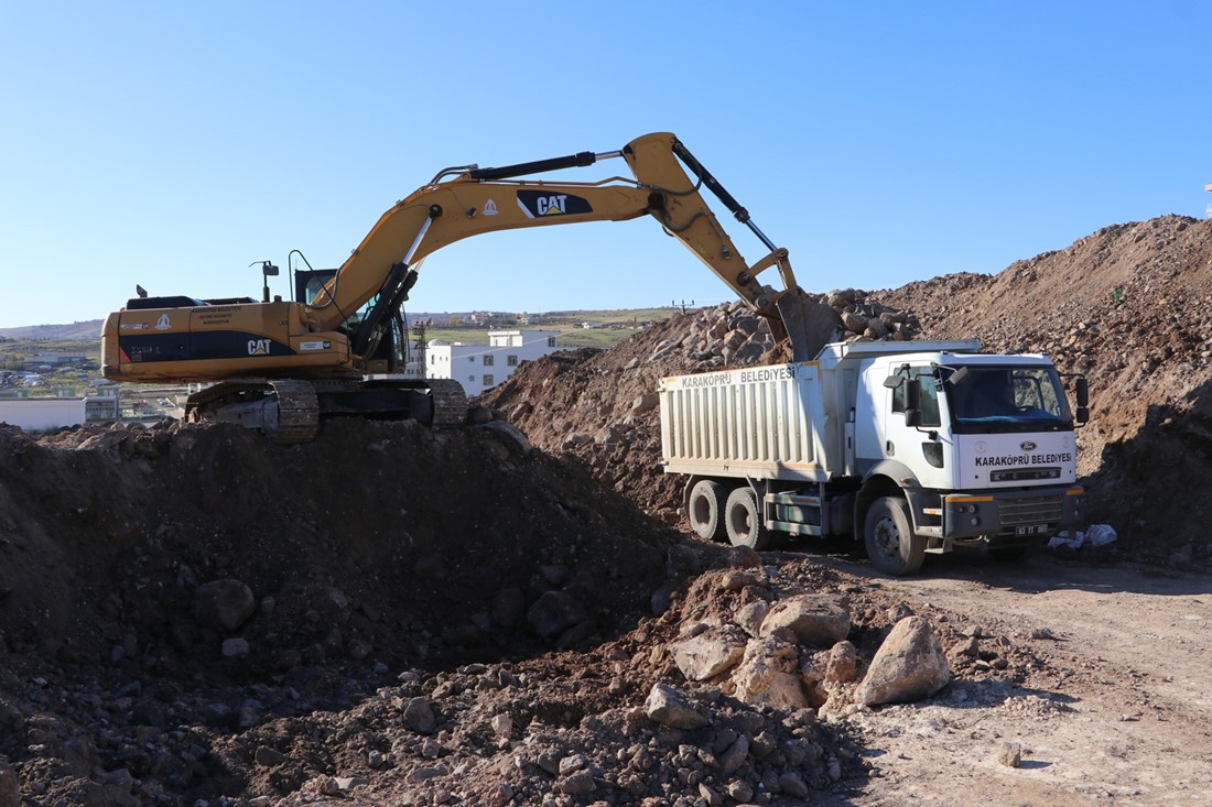 KARAKÖPRÜ’DE BİR YILDA 45 KİLOMETRE YENİ YOL AÇILDI