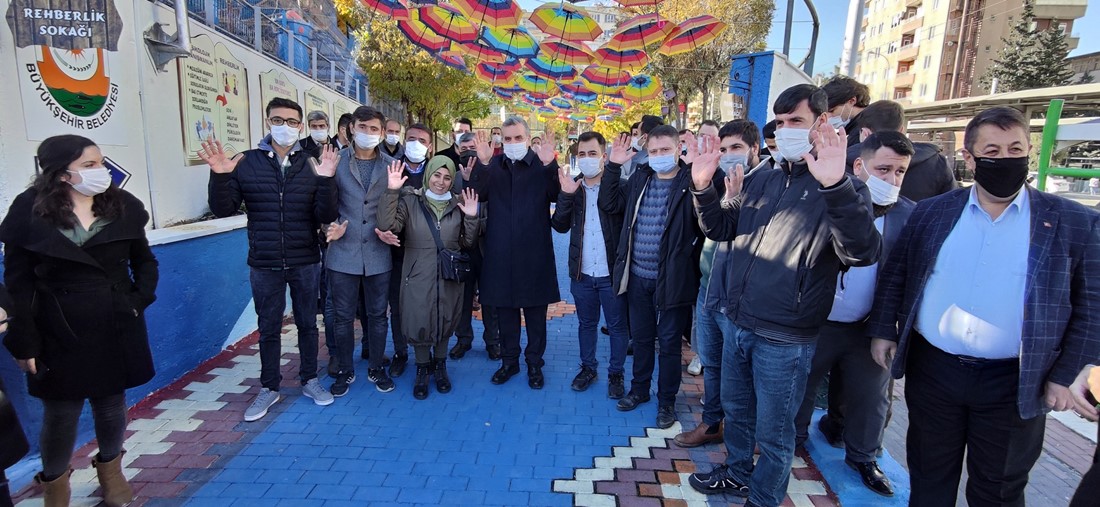 “Rehberlik Sokağı”nı gezen Başkan Beyazgül, rehberlerden bilgi aldı