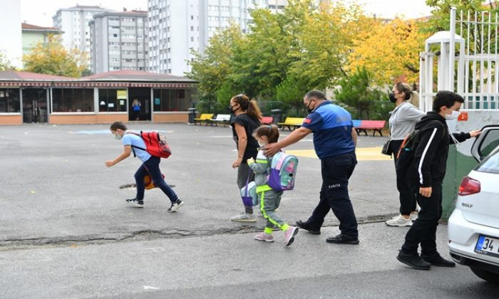 ZABITA EKİPLERİ OKUL ÖNLERİ VE KAVŞAKLARDA GÖREV BAŞINDA