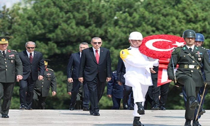 Cumhurbaşkanı Erdoğan, Yüksek Askerî Şûra üyeleriyle birlikte Anıtkabir’i ziyaret etti