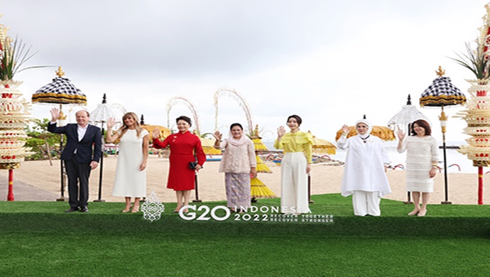Emine Erdoğan, G20 Liderler Zirvesi için bulunduğu Endonezya’da lider eşleriyle bir araya geldi