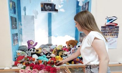 Yanan mumlardan, kağıttan vinçlerden, çiçeklerden ve oyuncaklardan yapılmış melekler: Birleşik Rusya, Donbass’ta öldürülen çocukların anısına bölgelerde mitingler düzenledi