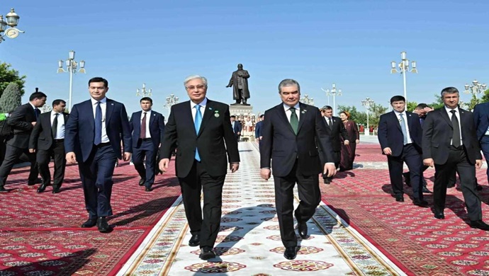 Cumhurbaşkanı Tokayev’in Türkmenistan Ziyareti: Stratejik Ortaklığın Güçlenmesi