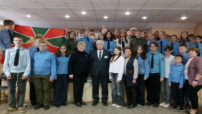 Birleşik Rusya, Murmansk bölgesindeki lise öğrencilerine kuşatma altındaki Leningrad sakinlerinin kahramanlıklarını anlattı