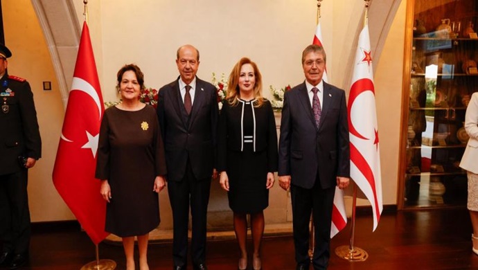 Cumhurbaşkanı Ersin Tatar ve eşi Sibel Tatar, Ramazan Bayramı’nın birinci gününde Cumhurbaşkanlığı’nda düzenlenen resepsiyonda halkla bayramlaştı